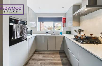 3-Bedroom Serviced House, Free Parking for 2 Cars, Free WiFi By Redwood Stays - Foto 2