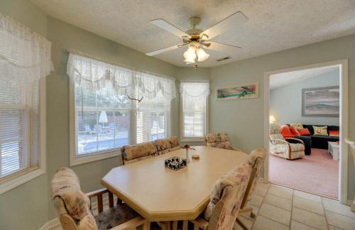 Pine Knoll Shores Getaway - Walk to Beach! - Foto 8