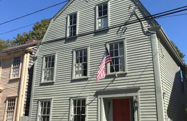 Heart of Newport - Alexander Hamilton Slept Here - Foto 1