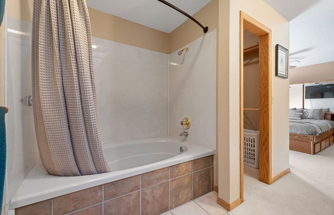 Peaceful Pines 5 BR Home with Jacuzzi - Foto 27