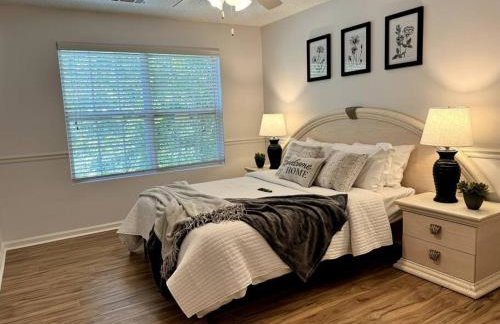 Bright Spacious Renovated Home Master on Main - Foto 37