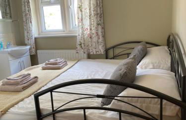 Cotswolds Luxury House in Central Bourton Large Sleeps 2-11. Pet Friendly. - Photo 15