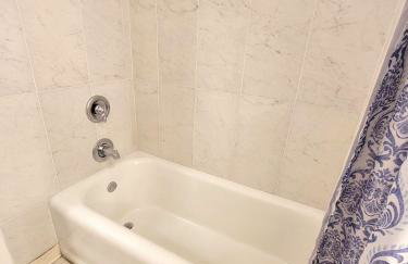 Spacious 5BR Private Home 5 minutes to Rodeo Drive with Hot Tub Spacious Backyard Parking - Foto 15