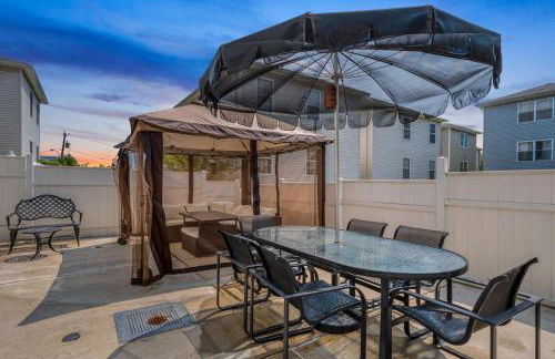 Newark Gem Ruby 3BR, 3BA - Sleeps 14 - Walk to Prudential Center and Newark Penn Station, Near EWR and American Dream Mall, includes Parking - WiFi - Laundry - Backyard - Gym - Foto 26