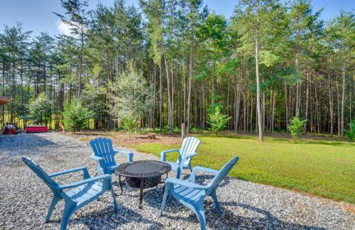 Cozy Clarkesville Getaway with Fire Pit! - Foto 2
