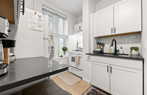 Convenient 2BR - Walking distance to Times Square - Foto 14