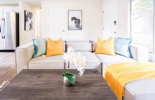 Beautiful Light-filled Farmhouse w swing & slide - Foto 10