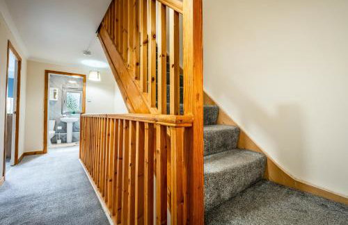 Scotia House -3 bed house in Larkhall with private driveway - Photo 9