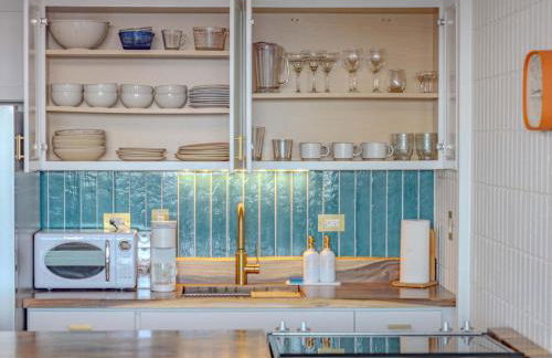 Beachfront Studio w Amazing Views - Photo 13