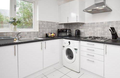 Milton Keynes 5BR Contractor house, families/ groups welcome. - Photo 12