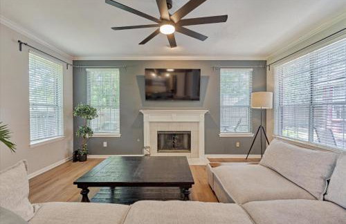 Woodlands Grand 3BR Cozy House - Photo 1