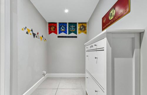 The Lumos House - 4 Bed Home w Parking near Harry Potter Studios - Foto 8