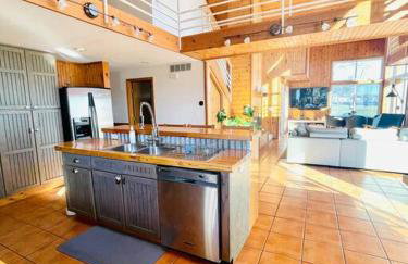 Unforgettable 4 bedroom 3 bath waterfront cabin - Photo 5