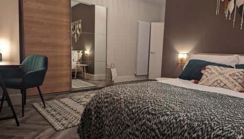 Wellington Circus - Photo 2, wardrobe