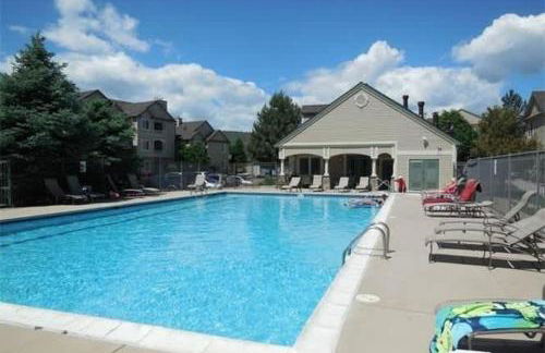 Bright Airy Home with Scenic Views - Foto 12