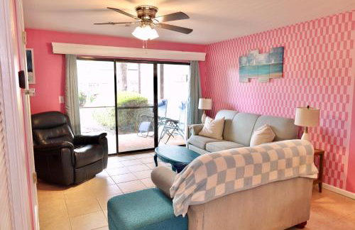Pink Dream House - 2BR, Pools, Patios, & Walk to Ocean in Panama City Beach - Foto 16