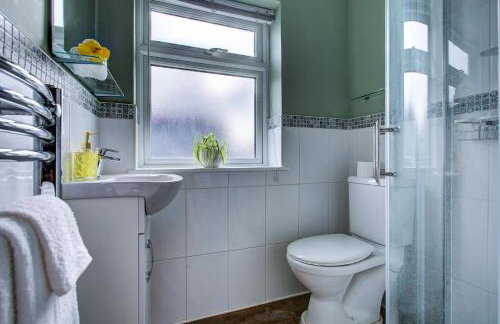 Spacious 4-Bed House in Welling - Free parking - Photo 17