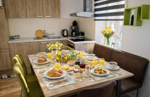 Moderne Ferienwohnung,Sauna im Haus, Parkplatz Hunde willkommen, nahe Schloss, Waldeisenbahn, Hermansbad, UNESCO Geopark, nahe polnischer Markt, Top Lage für Ausflugsziele zum Wandern oder Radfahren - Foto 1