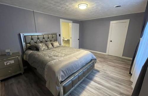 Cozy Roomy family sized apartment on major bus route close to all - Foto 17