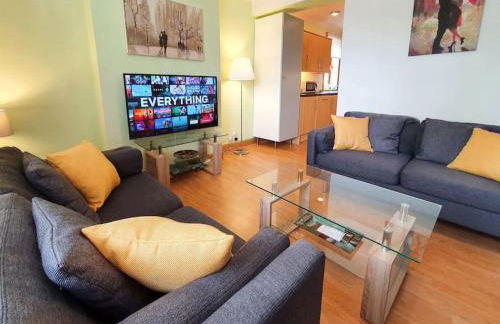 Parkgate Apartment - Near M90, Amazon, Edinburgh - Photo 5