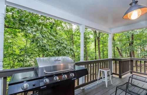 In The Woods - 5 BR Chalet with Game Room, Fire Table and Hot Tub - Foto 35