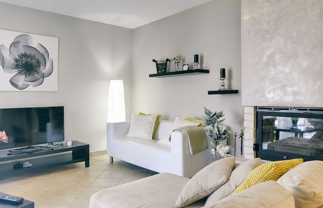 Superb Modern Villa With Pool, Large Fenced Yard Near the Beach - Foto 24