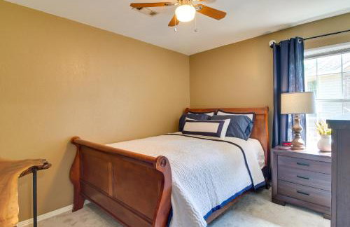 Charming Arkansas Retreat with Deck, Near Downtown! - Foto 15