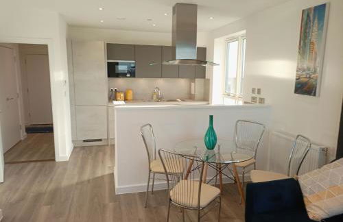 London Serviced Accommodation x RM13 x DM 4 Weekly x Monthly Offers - Foto 2