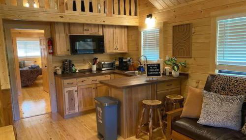 Serene 1BR Cabin near NC Z00 with Loft & Waterview - Foto 4