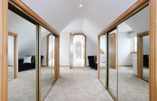 JOIVY Greenknowes Estate with Hot Tub and Bar - Farmhouse and Lodge - Photo 41