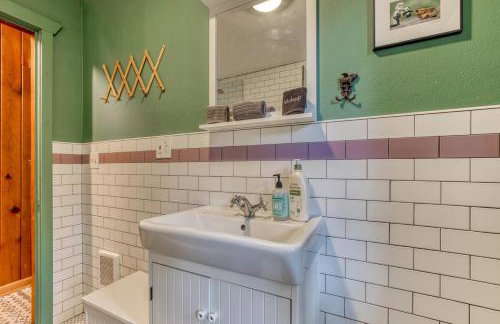 Springbrook · Cozy 2BR Mt. Hood Cabin, Fireplace & Retro Kitchen - Foto 41