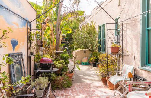 Sunny Boho Chic West Hollywood Flat! - Photo 11