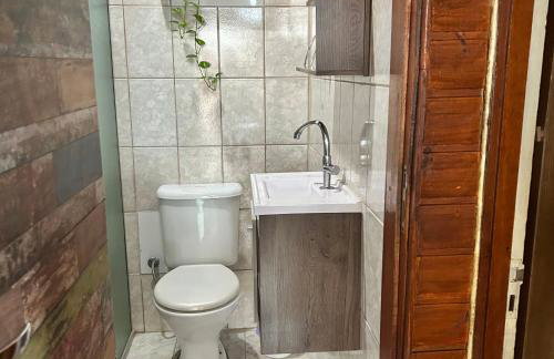 Chalé com PISCINA Privativa, com 2 QUARTOS, ESTACIONAMENTO em Condomínio com PORTARIA 24h, Sauna, Quadras, 3 PISCINAS no condomínio, Pesca e Parquinho Infantil - SmarTV na sala de estar, TV na área CHURRASQUEIRA, Wi-Fi e Cozinha Completa - Foto 38