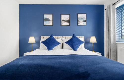 Superb Two Bedroom House Near Etihad & Coop Live - Free Parking - Foto 1