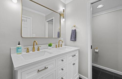 Imperial Porch Haven Cozy Fire Pit Fenced Yard - Foto 41