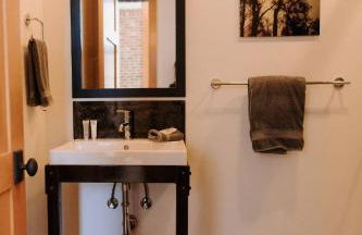 Stylish Main St Loft with Balconies and Garage - Foto 16