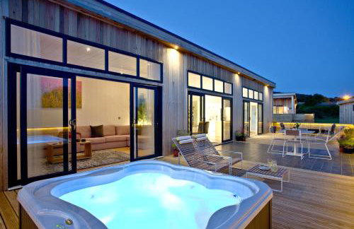 Cheddar Pink, Strawberryfield Park, Cheddar - Photo 18