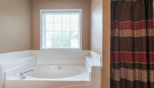 6BR Home • Spacious Yard + Grill • Peaceful Suburb - Foto 5