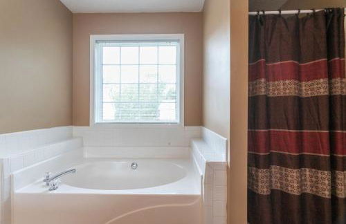 6BR Home • Spacious Yard + Grill • Peaceful Suburb - Foto 5