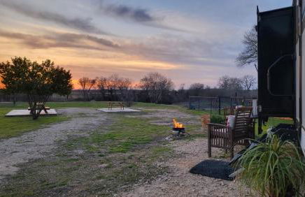 River RV, Romance Glamping Pup Paradise Riverside - Foto 1