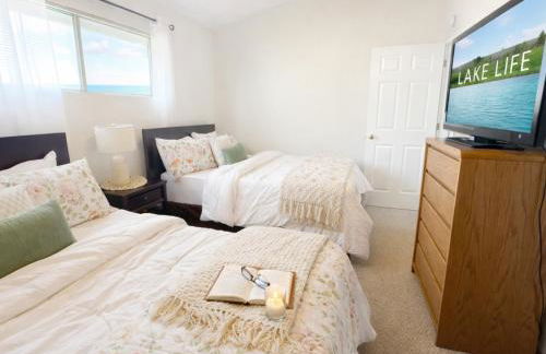 Sunshine and Roses Lakefront 1 Bed and 1 Bath Condo - Foto 6