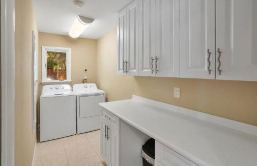 Paradise with a pool, pier and private beach area - Foto 28