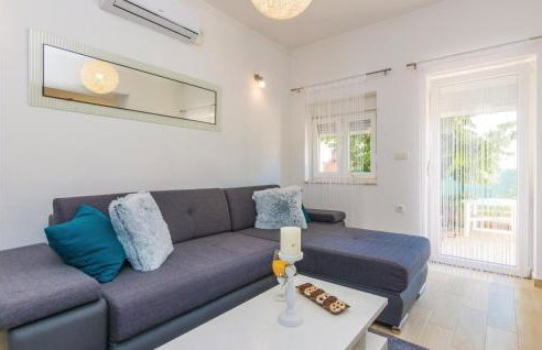 Gorgeous Home In Nadin With Wifi - Photo 25