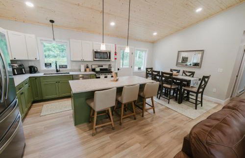 NEW! Modern Getaway - Hot Tub l Fire Pit l Pool table - Foto 16