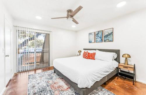 Heart of SoCo 2BR and 1BR King Suites with Free Parking, Pool, and Laundry Center - Foto 24