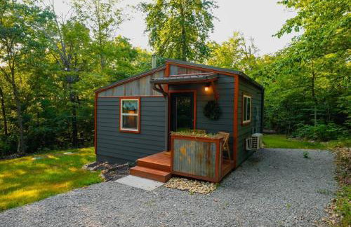 Rustic Cabin Retreat - Cozy Stove & Fresh Eggs - Foto 1