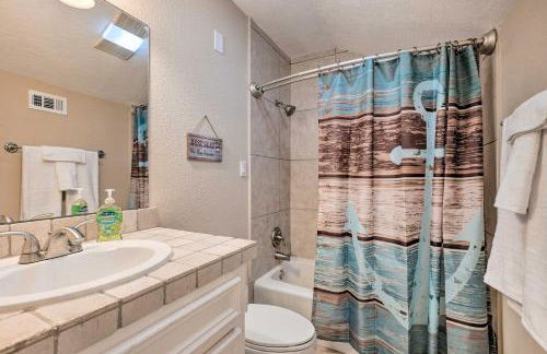 Idyllic Montgomery Condo with Pool and Lake View! - Foto 17