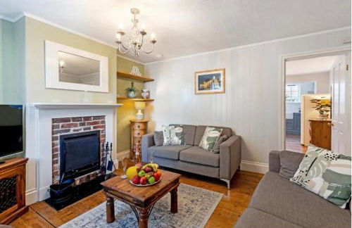 2-Bedroom Stylish & Gorgeous, Cosy Westgate Cottage Retreat, Central Winchester, Free On-Street Parking Permit, with Garden, Close to Cathedral - Sleeps 6, Pets are Welcome - by Blue Puffin Stays - Foto 13