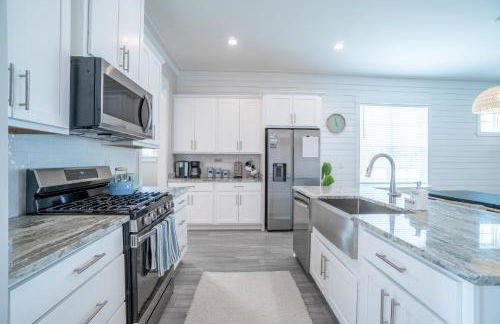 ~Spacious home near beach w/ game room and community pool~ - Photo 44