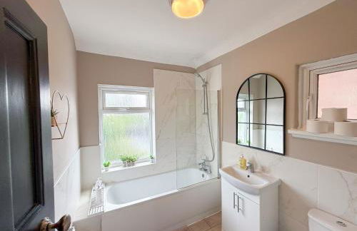 Spacious 3BDR House in New Malden with FREE Parking and Garden near Kingston upon Thames, Wimbledon & Raynes Park by NourNest Apartments - Foto 30